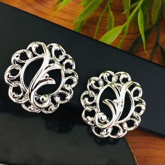 Vintage Sarah Coventry Clip On Silver Earrings Open Work 4290 - Picture 1 of 9